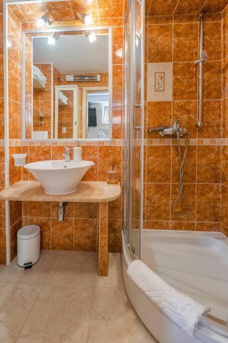 Relaxing 2Bd Apartment, Ground Floor - Walk To Old Town 斯普利特 外观 照片